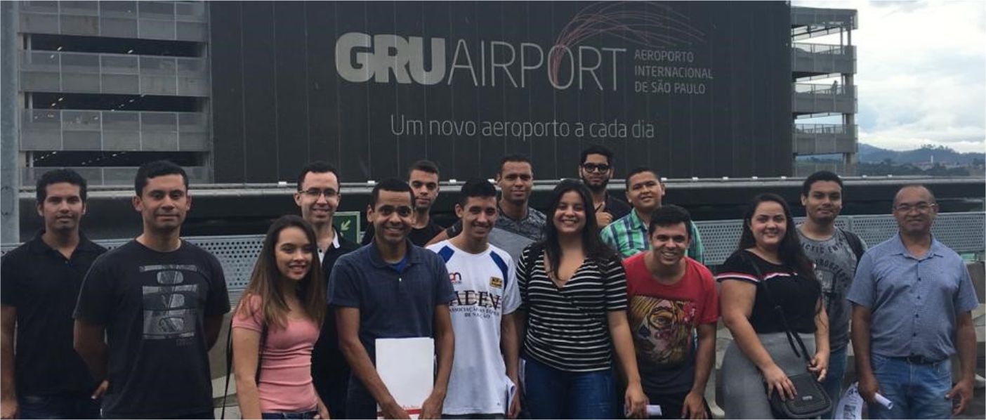 Alunos em frente do aeroporto Internacional de Guarulhos