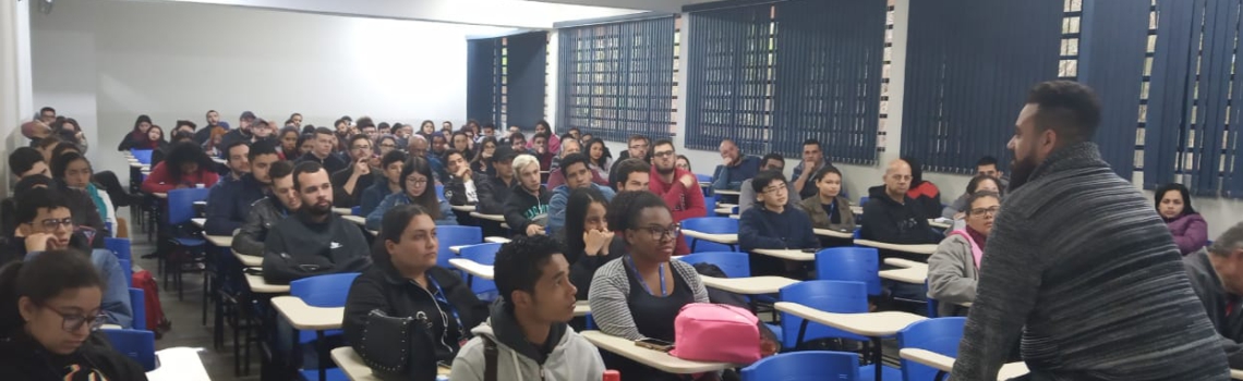 Imagem mostrando alunos na palestra.