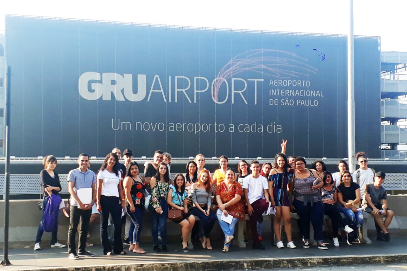 Imagem mostrando alunos em visita em aeroporto de Guarulhos. 