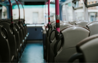 Imagem mostrando banco de um ônibus.