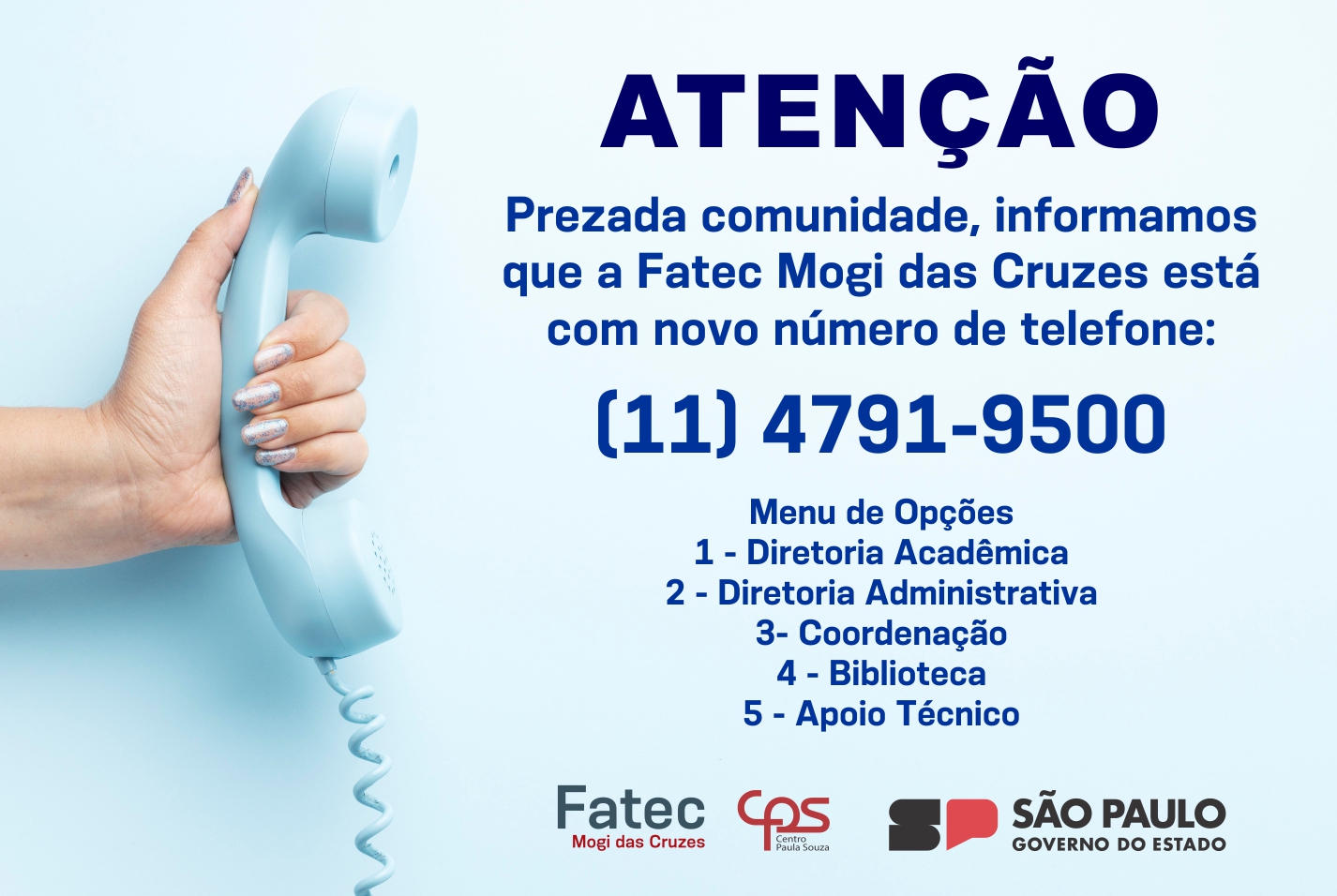 Imagem mostrando uma mulher segurando um telefone.